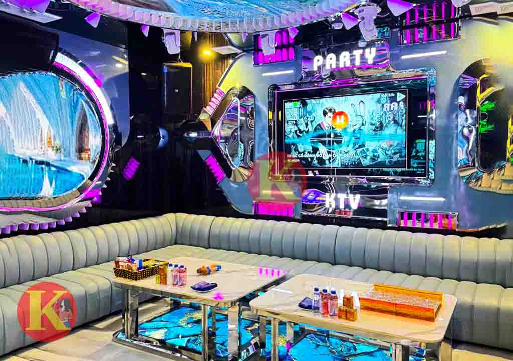 Vốn nổi tiếng là một trong những địa điểm giải trí đẳng cấp nhất Thủ đô, Karaoke London 28 Thành Thái chưa bao giờ khiến khách hàng ngừng khen ngợi về chất lượng dịch vụ. Trong những năm gần đây, quán đã liên tục đầu tư hệ thống thiết bị âm thanh chuẩn quốc tế, màn hình tinh thể lỏng cung cấp hình ảnh rõ nét, Full HD. Để hạn chế tối đa  các lỗi kỹ thuật có thể xảy ra trong quá trình khách hàng trải nghiệm dịch vụ,đội kĩ thuật của quán sẽ tiến hành kiểm tra thiết bị thường xuyên và kịp thời chỉnh sửa, thay thế khi có vấn đề xảy ra.