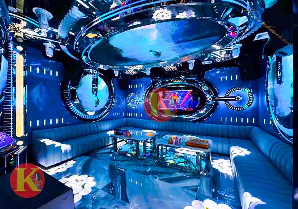 Vốn nổi tiếng là một trong những địa điểm giải trí đẳng cấp nhất Thủ đô, Karaoke London 28 Thành Thái chưa bao giờ khiến khách hàng ngừng khen ngợi về chất lượng dịch vụ. Trong những năm gần đây, quán đã liên tục đầu tư hệ thống thiết bị âm thanh chuẩn quốc tế, màn hình tinh thể lỏng cung cấp hình ảnh rõ nét, Full HD. Để hạn chế tối đa  các lỗi kỹ thuật có thể xảy ra trong quá trình khách hàng trải nghiệm dịch vụ,đội kĩ thuật của quán sẽ tiến hành kiểm tra thiết bị thường xuyên và kịp thời chỉnh sửa, thay thế khi có vấn đề xảy ra.