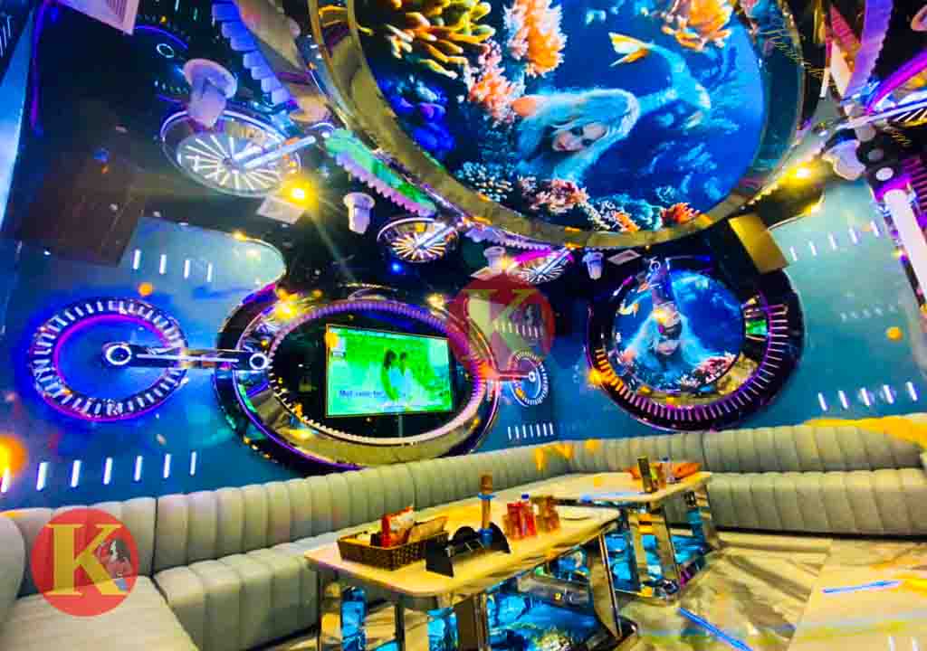 Vốn nổi tiếng là một trong những địa điểm giải trí đẳng cấp nhất Thủ đô, Karaoke London 28 Thành Thái chưa bao giờ khiến khách hàng ngừng khen ngợi về chất lượng dịch vụ. Trong những năm gần đây, quán đã liên tục đầu tư hệ thống thiết bị âm thanh chuẩn quốc tế, màn hình tinh thể lỏng cung cấp hình ảnh rõ nét, Full HD. Để hạn chế tối đa  các lỗi kỹ thuật có thể xảy ra trong quá trình khách hàng trải nghiệm dịch vụ,đội kĩ thuật của quán sẽ tiến hành kiểm tra thiết bị thường xuyên và kịp thời chỉnh sửa, thay thế khi có vấn đề xảy ra.