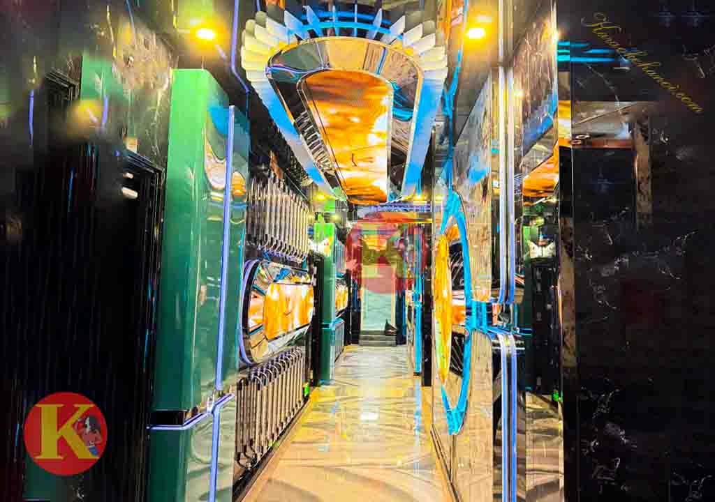 Vốn nổi tiếng là một trong những địa điểm giải trí đẳng cấp nhất Thủ đô, Karaoke London 28 Thành Thái chưa bao giờ khiến khách hàng ngừng khen ngợi về chất lượng dịch vụ. Trong những năm gần đây, quán đã liên tục đầu tư hệ thống thiết bị âm thanh chuẩn quốc tế, màn hình tinh thể lỏng cung cấp hình ảnh rõ nét, Full HD. Để hạn chế tối đa  các lỗi kỹ thuật có thể xảy ra trong quá trình khách hàng trải nghiệm dịch vụ,đội kĩ thuật của quán sẽ tiến hành kiểm tra thiết bị thường xuyên và kịp thời chỉnh sửa, thay thế khi có vấn đề xảy ra.