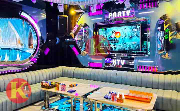 Vốn nổi tiếng là một trong những địa điểm giải trí đẳng cấp nhất Thủ đô, Karaoke London 28 Thành Thái chưa bao giờ khiến khách hàng ngừng khen ngợi về chất lượng dịch vụ. Trong những năm gần đây, quán đã liên tục đầu tư hệ thống thiết bị âm thanh chuẩn quốc tế, màn hình tinh thể lỏng cung cấp hình ảnh rõ nét, Full HD. Để hạn chế tối đa  các lỗi kỹ thuật có thể xảy ra trong quá trình khách hàng trải nghiệm dịch vụ,đội kĩ thuật của quán sẽ tiến hành kiểm tra thiết bị thường xuyên và kịp thời chỉnh sửa, thay thế khi có vấn đề xảy ra.