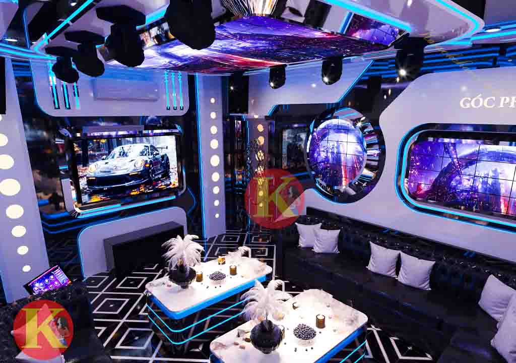 Nằm tại khu vực sôi động và dễ tìm của xã Vân Côn, huyện Hoài Đức, Karaoke Venus Vân Côn là điểm đến lý tưởng cho những buổi thư giãn, giải trí và tụ họp cùng bạn bè, đồng nghiệp. Với thiết kế hiện đại, hệ thống âm thanh ánh sáng chất lượng cao và dịch vụ tận tâm, nơi đây hứa hẹn mang đến trải nghiệm ca hát trọn vẹn cho mọi đối tượng khách hàng.
