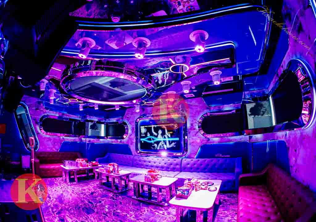 Karaoke Thượng Hải KTV 292 Tây Sơn nổi bật với phong cách thiết kế đậm chất Á Đông xen lẫn nét hiện đại, là nơi lý tưởng để thư giãn, ca hát và kết nối. Không gian sang trọng, công nghệ tiên tiến cùng chất lượng phục vụ tận tâm là những điều tạo nên sức hút của Thượng Hải KTV trong lòng khách hàng.