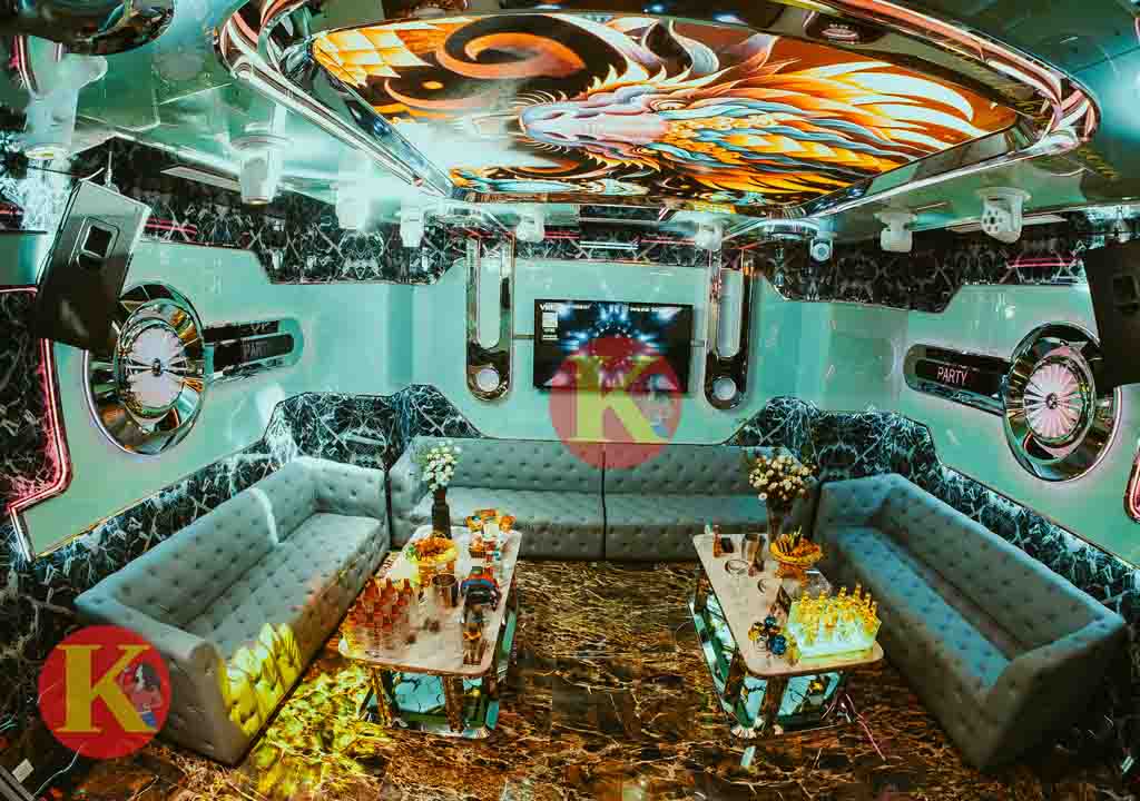 Karaoke Thượng Hải KTV 292 Tây Sơn nổi bật với phong cách thiết kế đậm chất Á Đông xen lẫn nét hiện đại, là nơi lý tưởng để thư giãn, ca hát và kết nối. Không gian sang trọng, công nghệ tiên tiến cùng chất lượng phục vụ tận tâm là những điều tạo nên sức hút của Thượng Hải KTV trong lòng khách hàng.