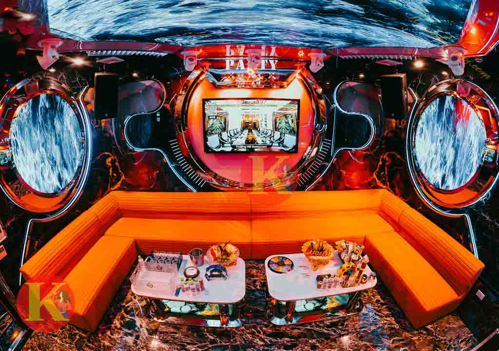 Karaoke Thượng Hải KTV 292 Tây Sơn nổi bật với phong cách thiết kế đậm chất Á Đông xen lẫn nét hiện đại, là nơi lý tưởng để thư giãn, ca hát và kết nối. Không gian sang trọng, công nghệ tiên tiến cùng chất lượng phục vụ tận tâm là những điều tạo nên sức hút của Thượng Hải KTV trong lòng khách hàng.