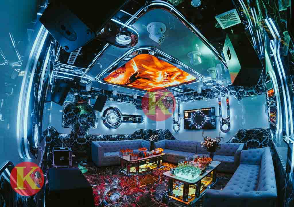 Karaoke Thượng Hải KTV 292 Tây Sơn nổi bật với phong cách thiết kế đậm chất Á Đông xen lẫn nét hiện đại, là nơi lý tưởng để thư giãn, ca hát và kết nối. Không gian sang trọng, công nghệ tiên tiến cùng chất lượng phục vụ tận tâm là những điều tạo nên sức hút của Thượng Hải KTV trong lòng khách hàng.