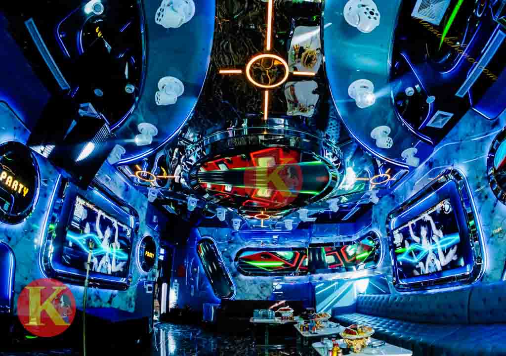 Karaoke Thượng Hải KTV 292 Tây Sơn nổi bật với phong cách thiết kế đậm chất Á Đông xen lẫn nét hiện đại, là nơi lý tưởng để thư giãn, ca hát và kết nối. Không gian sang trọng, công nghệ tiên tiến cùng chất lượng phục vụ tận tâm là những điều tạo nên sức hút của Thượng Hải KTV trong lòng khách hàng.