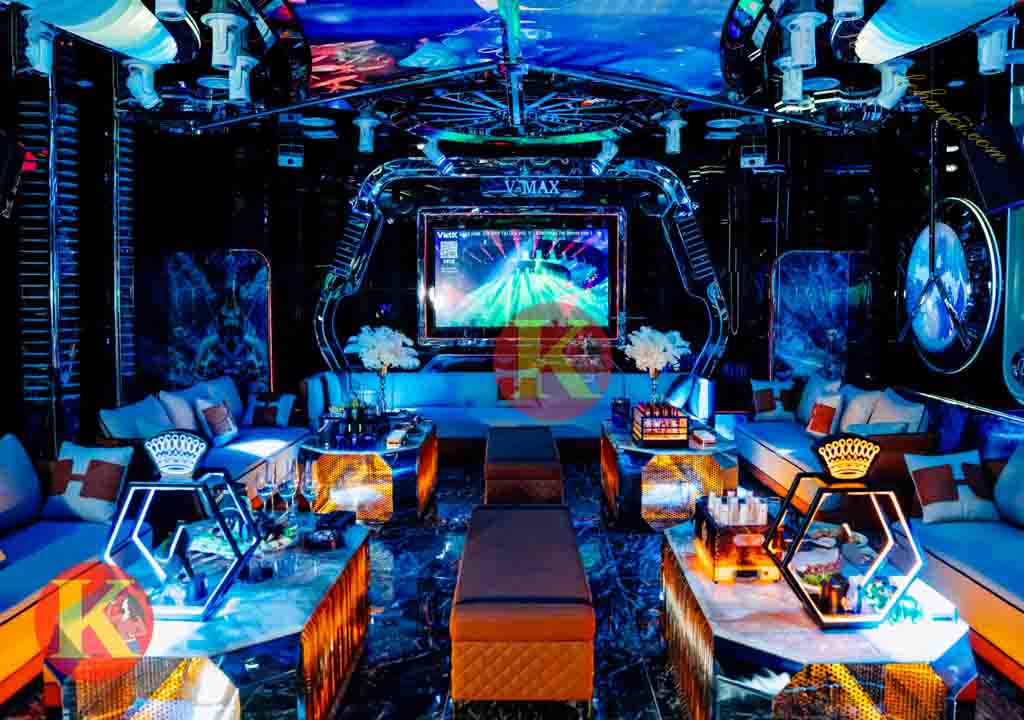 Karaoke Thượng Hải KTV 292 Tây Sơn nổi bật với phong cách thiết kế đậm chất Á Đông xen lẫn nét hiện đại, là nơi lý tưởng để thư giãn, ca hát và kết nối. Không gian sang trọng, công nghệ tiên tiến cùng chất lượng phục vụ tận tâm là những điều tạo nên sức hút của Thượng Hải KTV trong lòng khách hàng.