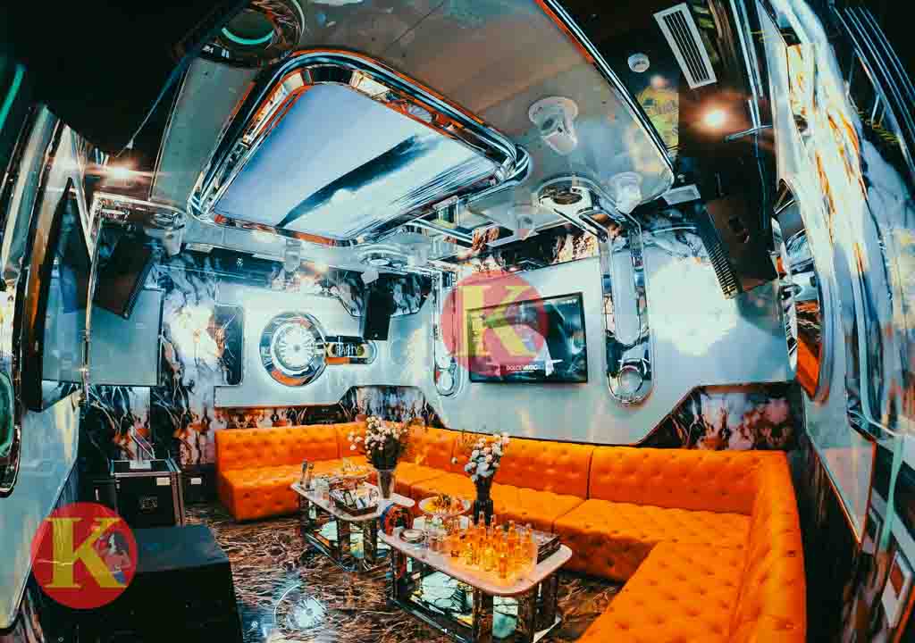 Karaoke Thượng Hải KTV 292 Tây Sơn nổi bật với phong cách thiết kế đậm chất Á Đông xen lẫn nét hiện đại, là nơi lý tưởng để thư giãn, ca hát và kết nối. Không gian sang trọng, công nghệ tiên tiến cùng chất lượng phục vụ tận tâm là những điều tạo nên sức hút của Thượng Hải KTV trong lòng khách hàng.
