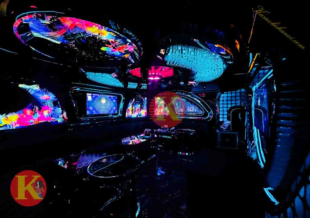 Bước vào Karaoke PDT KTV 12 Tố Hữu, bạn sẽ lập tức ấn tượng với lối thiết kế phá cách nhưng đầy tinh tế. Không gian được chia thành nhiều phòng hát với chủ đề khác nhau: từ hiện đại, trẻ trung đến lãng mạn và sang trọng. Mỗi phòng đều được đầu tư kỹ lưỡng về thẩm mỹ, trang bị sofa êm ái, đèn chiếu sáng nghệ thuật và hệ thống cách âm tối ưu, mang đến trải nghiệm riêng tư và dễ chịu.