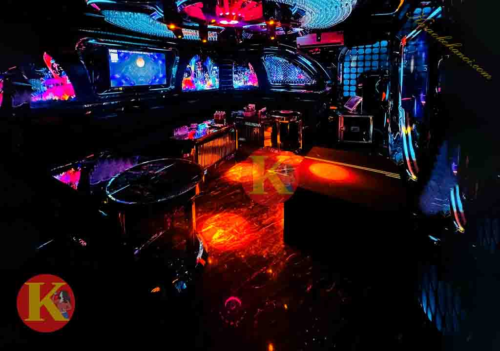 Bước vào Karaoke PDT KTV 12 Tố Hữu, bạn sẽ lập tức ấn tượng với lối thiết kế phá cách nhưng đầy tinh tế. Không gian được chia thành nhiều phòng hát với chủ đề khác nhau: từ hiện đại, trẻ trung đến lãng mạn và sang trọng. Mỗi phòng đều được đầu tư kỹ lưỡng về thẩm mỹ, trang bị sofa êm ái, đèn chiếu sáng nghệ thuật và hệ thống cách âm tối ưu, mang đến trải nghiệm riêng tư và dễ chịu.