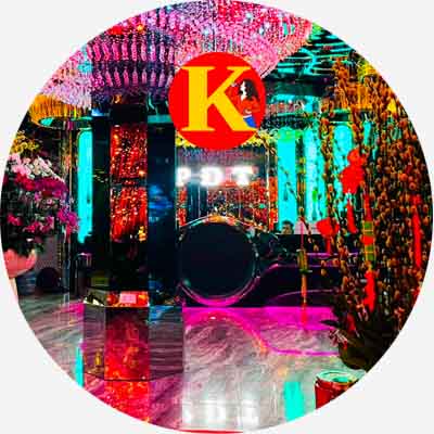 Bước vào Karaoke PDT KTV 12 Tố Hữu, bạn sẽ lập tức ấn tượng với lối thiết kế phá cách nhưng đầy tinh tế. Không gian được chia thành nhiều phòng hát với chủ đề khác nhau: từ hiện đại, trẻ trung đến lãng mạn và sang trọng. Mỗi phòng đều được đầu tư kỹ lưỡng về thẩm mỹ, trang bị sofa êm ái, đèn chiếu sáng nghệ thuật và hệ thống cách âm tối ưu, mang đến trải nghiệm riêng tư và dễ chịu.