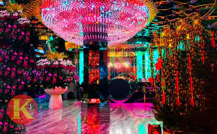 Bước vào Karaoke PDT KTV 12 Tố Hữu, bạn sẽ lập tức ấn tượng với lối thiết kế phá cách nhưng đầy tinh tế. Không gian được chia thành nhiều phòng hát với chủ đề khác nhau: từ hiện đại, trẻ trung đến lãng mạn và sang trọng. Mỗi phòng đều được đầu tư kỹ lưỡng về thẩm mỹ, trang bị sofa êm ái, đèn chiếu sáng nghệ thuật và hệ thống cách âm tối ưu, mang đến trải nghiệm riêng tư và dễ chịu.